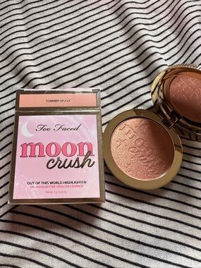 Too Faced Moon Crush Highlighter - Summer Moon